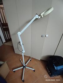 lampada da studio con lente d'ingrandimento 