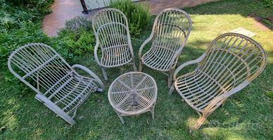 Sedie e tavolino in vimini da giardino