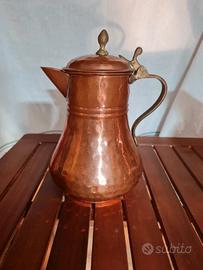 Caraffa in rame martellato