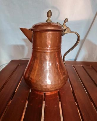 Caraffa in rame martellato