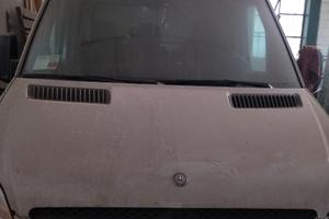 Autocarro Mercedes con cassone