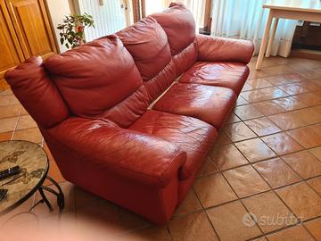 divano in pelle rosso