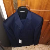 Vestiti da uomo nuovi.