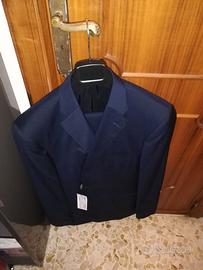 Vestiti da uomo nuovi.