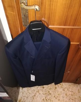 Vestiti da uomo nuovi. Stile moderno.