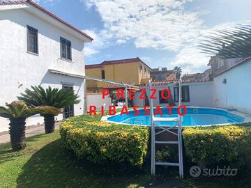 Villa di 420 m² con più di 5 locali a Giugliano in