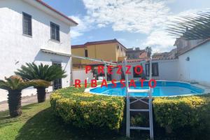 Villa di 420 m² con più di 5 locali a Giugliano in