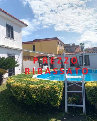 Villa di 420 m² con più di 5 locali a Giugliano in