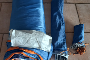 Tenda da campeggio con materassino e pompa