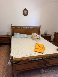 Letto matrimoniale con comodini