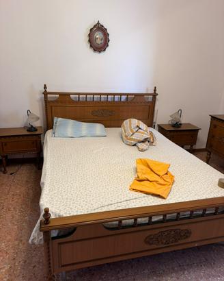 Letto matrimoniale con comodini