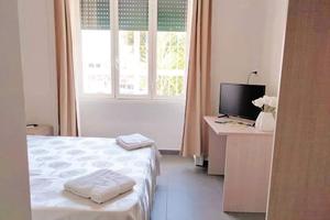 Camera con bagno in struttura al centro