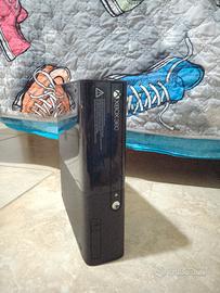 Xbox 360 con controller e giochi 