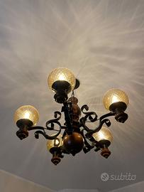 Lampadario rustico in ferro battuto e legno