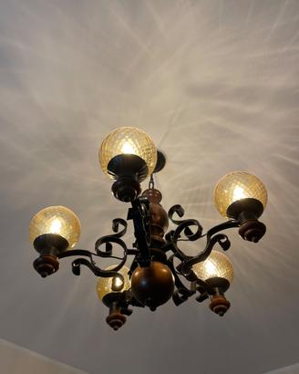 Lampadario rustico in ferro battuto e legno