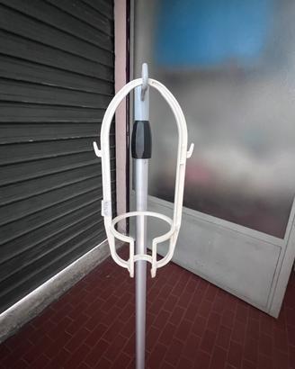 Porta flebo con rotelle