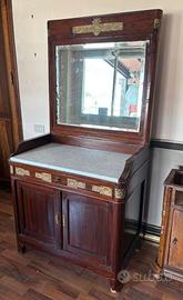 Toilette da camera con specchio e piano in marmo