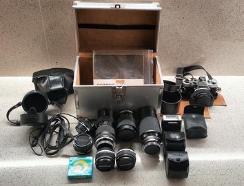 Olympus OM-10 analogica con obiettivi.