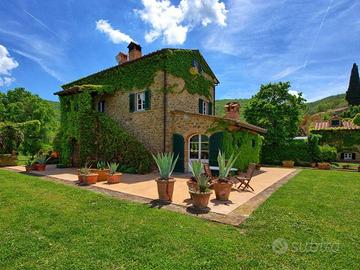 Rustico / Casale di 300 m² con più di 5 locali e b