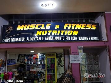 Via La Farina, locale con una luce su strada. 40