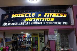 Via La Farina, locale con una luce su strada. 40