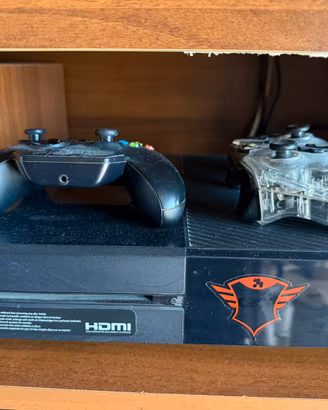 XBOX ONE 500Gb + 2 controller