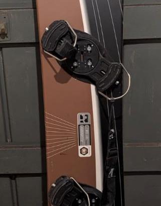 tavola snowboard con attacchi