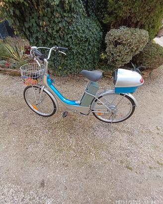 Bicicletta elettrica Blu 