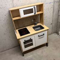 Cucina giocattolo Ikea e lavagna in legno