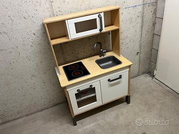 Cucina giocattolo Ikea e lavagna in legno