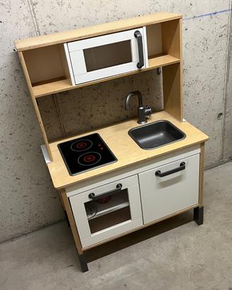 Cucina giocattolo Ikea e lavagna in legno