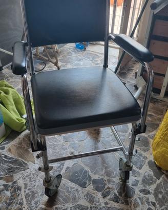 Sedia comoda con ruote per anziani/disabili 