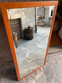 Specchio da parete con cornice in legno