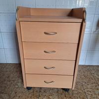 Comodino in legno con ruote