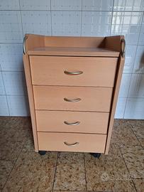 Comodino in legno con ruote