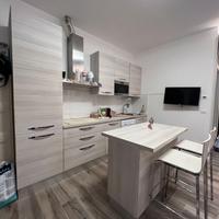 Cucina con isola completa elettrodomestici