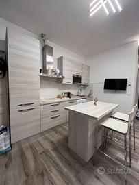 Cucina con isola completa elettrodomestici