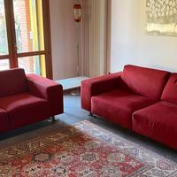 Coppia di divani in tessuto rosso buone condizioni