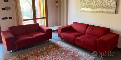Coppia di divani in tessuto rosso buone condizioni