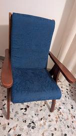Poltrona in tessuto blu con struttura in legno