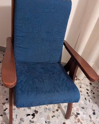 Poltrona in tessuto blu con struttura in legno