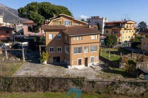 Villa di 450 m² con più di 5 locali e box auto dop