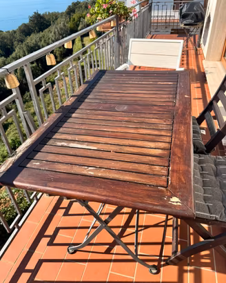 tavolo in legno con gambe in ferro richiudibile