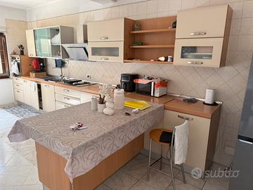 Cucina completa di elettrodomestici senza frigo