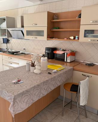Cucina completa di elettrodomestici senza frigo
