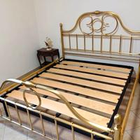 Letto matrimoniale dorato stile ottone con rete