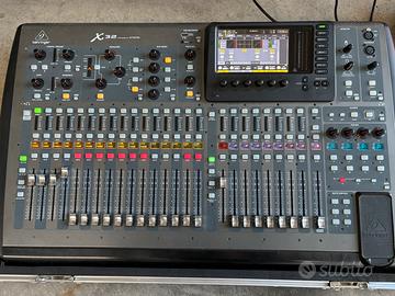 Mixer digitale Behringer X32 con Flightcase