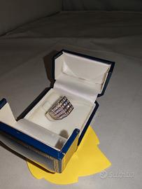 Anello a fascia in oro bianco e diamanti 