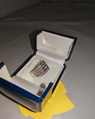 Anello a fascia in oro bianco e diamanti 