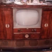 Mobile antico con TV e radio 
